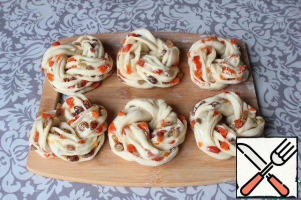 Similarly, I form all 6 buns. Top them with egg yolk. I put them on a baking sheet covered with parchment.
I put the buns to bake in a preheated 180 degree oven for 15-20 minutes.