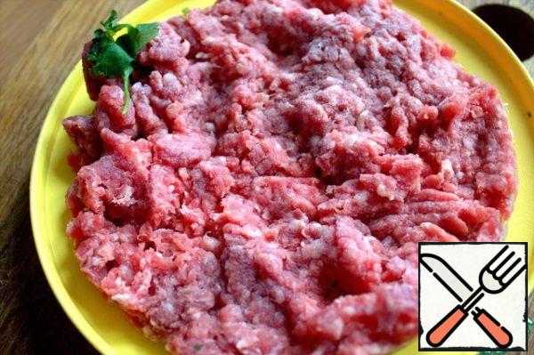 Prepare the minced meat for the filling. I have a frozen portion.