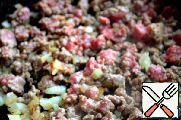 Now transfer the defrosted minced meat to the onion and mash it quickly with a fork.