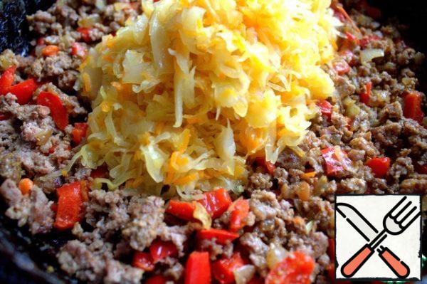 When the minced meat is fried, add the cabbage, previously stewed with carrots. You can cut Peking cabbage into small pieces.