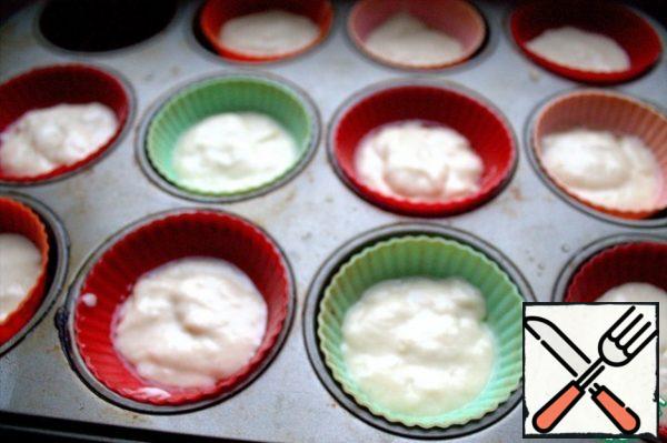 In each mold, drop a little oil and pour a spoonful of dough.