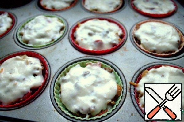 Cover with a cap of the remaining dough.