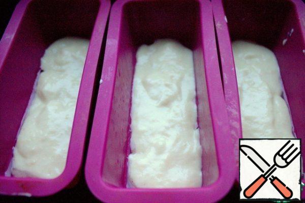 Alternatively, in mini molds. First, put the dough on the bottom.