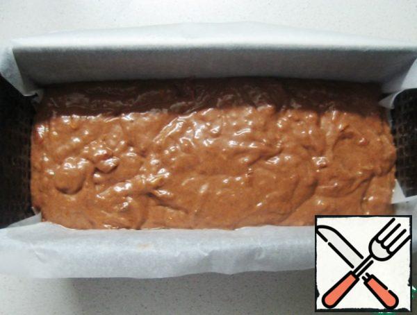 Prepare the form for the cake (covered with parchment and slightly greased with vegetable oil, the size of the form is 11 cm wide, 7 cm high, 25 cm long), put the dough.

