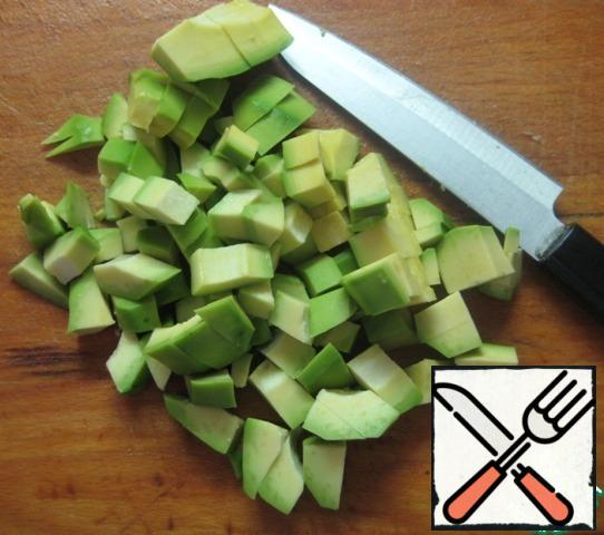 Cut the avocado into small pieces and add to the rest of the salad ingredients.