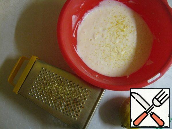 Grate the lemon zest (only the yellow part) on the smallest grater and add to our cream.