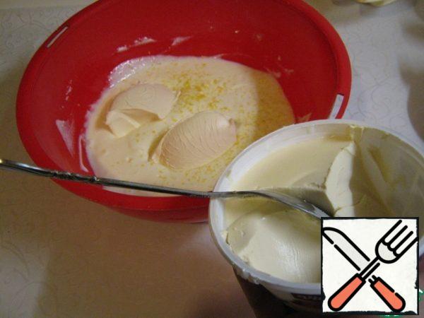 Then we add mascarpone. Since the cheese is quite thick, I advise you not to spread it with a "washer", but to break it into parts with a spoon, so that it is easier to punch with a blender. When choosing cheese, pay attention to its consistency. I figured it out experimentally, of course. Mascarpone should not be too liquid. The consistency should resemble the consistency of slightly melted butter from the refrigerator. I do not recommend replacing this cheese with cottage cheese or cream. Look for the word "Mascarpone"on the packaging. Just make a reservation that you can, of course, replace the cheese, but the taste will not be the same.