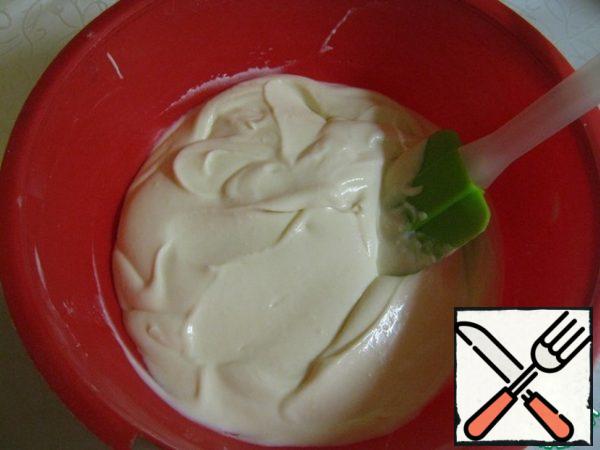Punch everything until smooth with a blender. At this stage, you can try on sugar, who does not have enough sweetness, add more powdered sugar and once again punch in the light.
I do not advise you to punch all the components of the cream in one go, because mascarpone can curdle from excessive punching. It is better to do everything in stages, adding mascarpone at the very end.