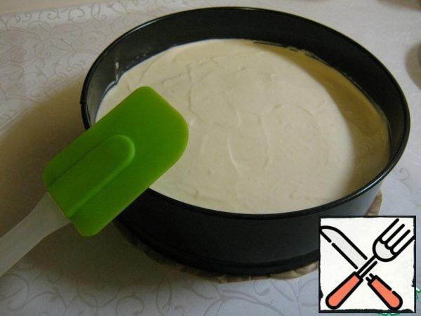 Spread the cream-curd cream on the cookies, level with a silicone spatula.