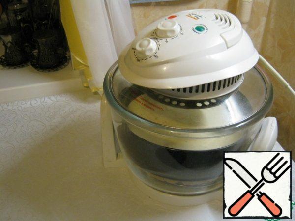 I don't have an oven, I bake cheesecake in an aerogrill. I put the form on the grill, pour a little water down so that the top does not dry out. Bake at a temperature of 130 gr. 80 minutes. If you will bake in the oven, then adjust. You may need to reduce the temperature slightly or increase it. I also advise you to put a container of water, especially if you have an oven with convection.
Here, baking is done in order to curl the egg white, so that we get a delicate, but preserving the shape when slicing consistency.