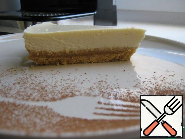 After the time has passed, we take out the cheesecake and remove it from the mold. If you need to transfer it to a nice plate, it is better to transfer it to your dishes together with the paper, and then carefully pull the paper out from under the cheesecake. Cut it better with a raw warm knife. From such a number of products, it is not very high, but it does not matter)If desired, you can double the layout of the cream.
To taste, you can decorate with fresh fruit, pour syrups, you can make a layer of jelly on top, sprinkle with cocoa, make an inscription, etc. Here you can already taste and color. I like to use it in its original form)
Enjoy your tea!