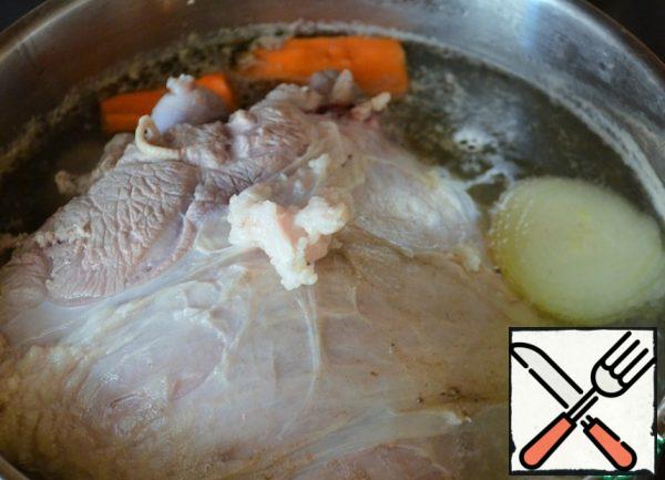 Pour cold water, add a slice of carrots, onions, let boil, remove the foam, reduce the heat, add a little salt and cook over low heat, 1-1.5 hours,until tender.