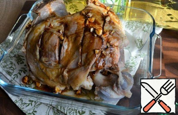 Mix molasses (molasses or honey), vegetable-olive oil and chopped garlic clove. Transfer the boiled leg to a fire-resistant form, make shallow incisions, and smear with a garlic-oil mixture.