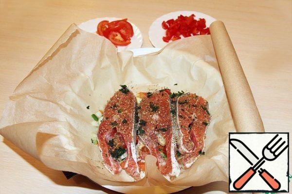 Put the fish, salt, pepper, turn the fish over and repeat the procedure. Put some dill.