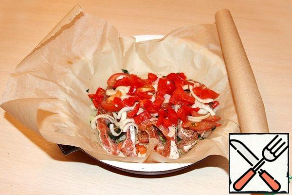 Now we make the second part of the sheepskin coat from the remaining tomatoes, onions and peppers,
sprinkle with oil.