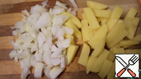Cut the potatoes into cubes. Finely chop the onion.