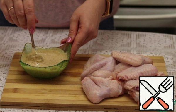 Prepare the sauce. Mix mayonnaise with two types of mustard, salt and spices.