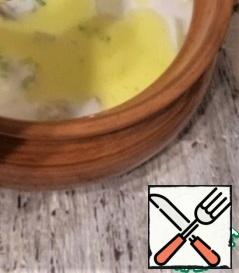 Add salt, spices and cream. Let it boil and turn off the stove. Insist 7-8 minutes. For taste, add sunflower oil. To preserve vitamins, do not boil the oil!
Pour the soup into portions and add a little more oil to each.