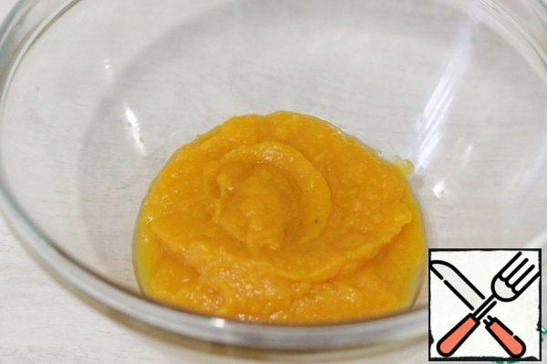 Put the pumpkin puree in a deep bowl (boil or bake the pumpkin, then puree).