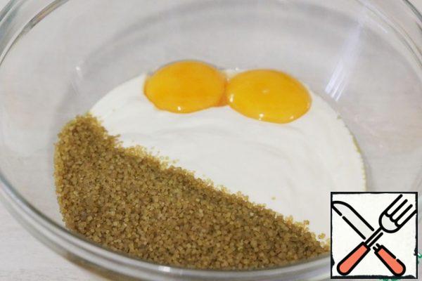 Add sugar.
Mix everything with a whisk until smooth.