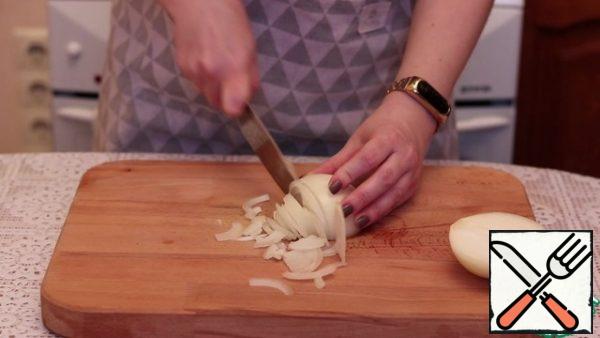 Cut the onion into half rings.