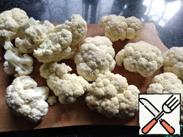 Boil the eggs and carrots until tender. Cabbage disassemble into large inflorescences. Boil in salted water ( 1/2 tablespoon of salt per 1 liter of water) for 5 minutes from the moment of boiling. Don't digest it.