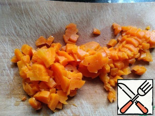 Cut the carrots into cubes.