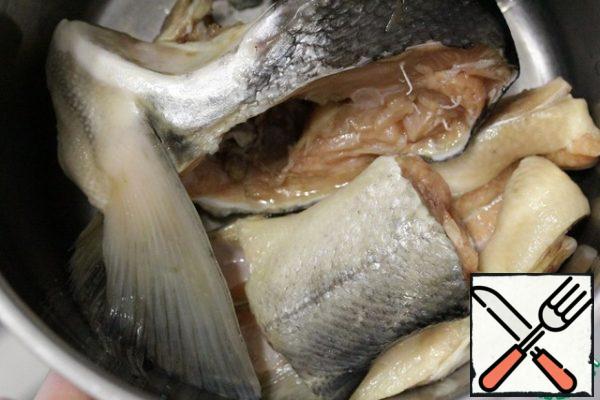 To make this soup, you can use the remains of baked or boiled fish, or you can cook it specially.
I boiled some chum salmon.