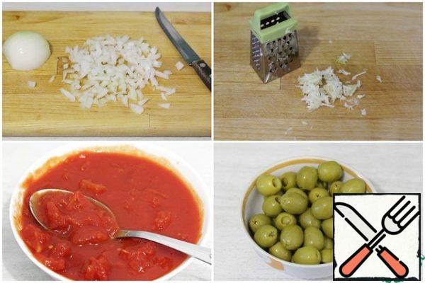 Finely chop the onion.
Grate the garlic on a fine grater or pass it through a press.
Tomatoes in their own juice, if you have them whole, you need to cut into small pieces. By the way, this can be done with kitchen scissors right in the jar.
Drain the brine from the olives.