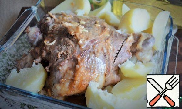 Pour boiling water over the potato slices, boil for 5 minutes, and add salt. Then spread them on the sides, in the form, pour 50 ml of the broth.