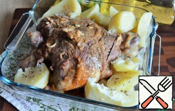 Bake for 10-15 minutes at 200-210 degrees, pouring the broth from the mold, until the desired blush.