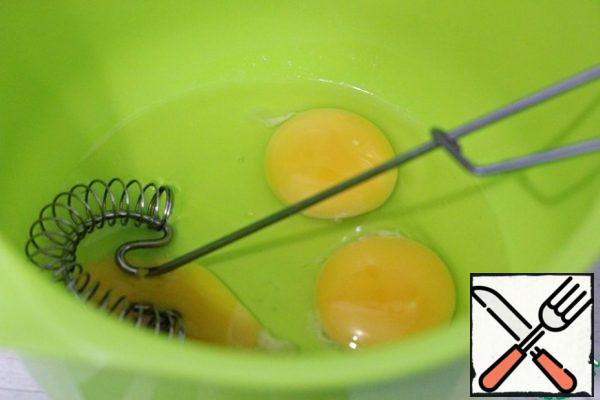 Put the eggs in a large bowl.
Beat them lightly.