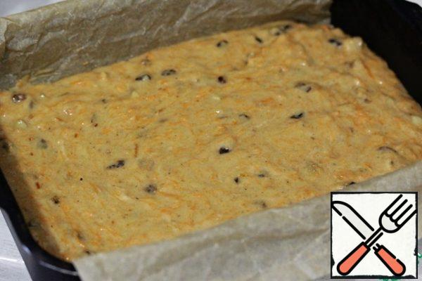 Put the finished dough in a form covered with baking paper.
Put the form in the oven, preheated to 180 °C, and bake for 40-50 minutes, until dry toothpick.
