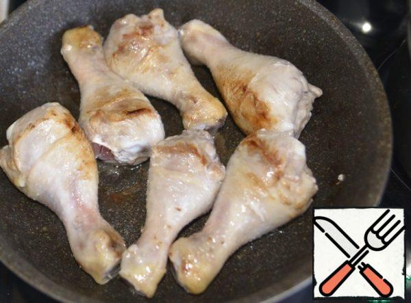 Wash the chicken drumsticks, dry them, fry them until Golden brown in oil, and remove them from the pan.