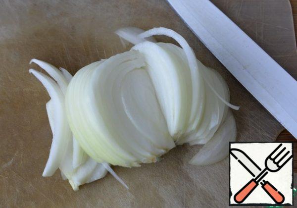 Peel the onion and cut it with feathers.