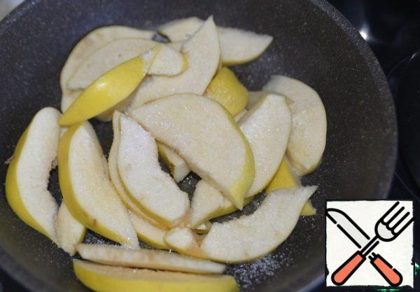 In a frying pan, melt the butter, put the quince, sprinkle with sugar, fry until Golden.