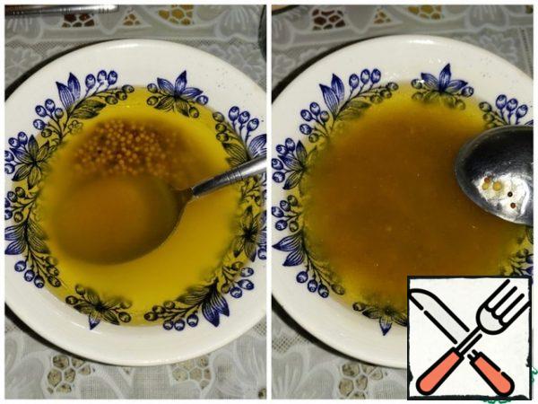 Squeeze the juice from the lemon and strain. Mix all the ingredients for the sauce.