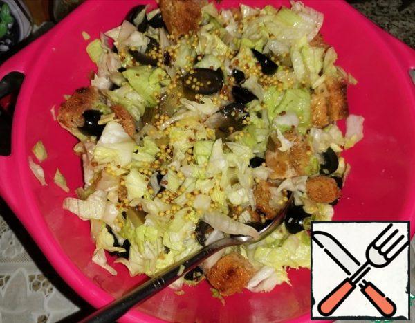 Lettuce leaves, olives, croutons, pickles gently mix, pour the sauce and mix again. Serve immediately.