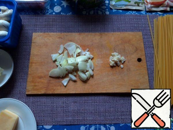 Chop the onion and garlic finely. In a frying pan, melt the butter, add the olive oil and fry the onion and garlic until Golden.