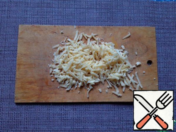 Drain the water from the jar with green peas, add the peas to the minced meat and mushrooms. Stir-fry for another 5 minutes. Grate the cheese.