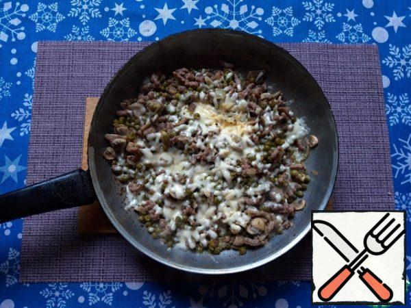 Add the grated cheese to the pan, cover and remove from the heat.