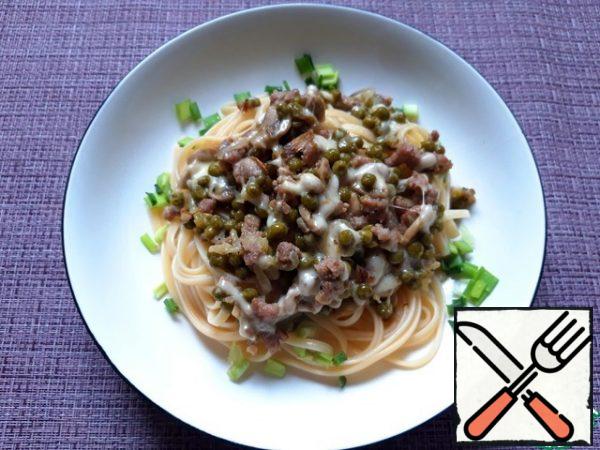 Bring the pasta water to a boil, add salt, and boil the pasta until tender. Put a portion of pasta on a plate, top with a portion of minced meat with mushrooms and peas. Sprinkle with chopped herbs. Bon Appetit!
