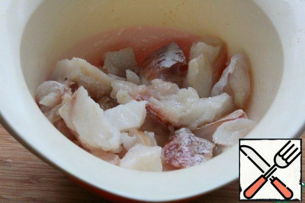 Fresh-cut fish thaw and squeeze well.
Cut the fish into pieces, add 2 tbsp of vegetable oil, lemon juice and mix.