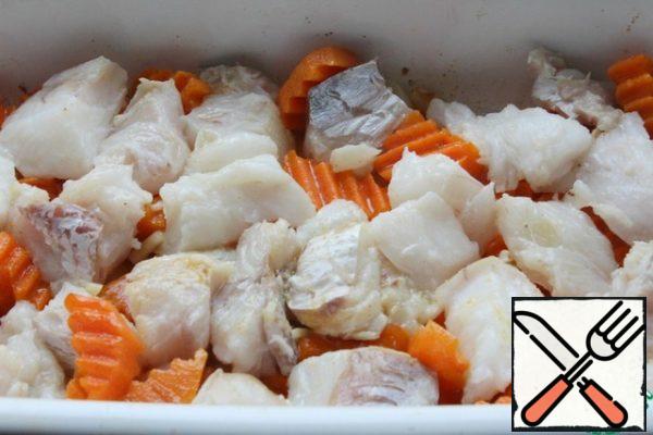 Put the fish (squeeze from the marinade).