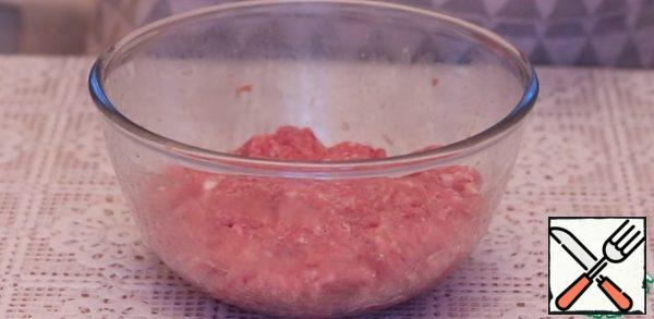 Add salt and pepper to the minced meat. Mix well and beat off.