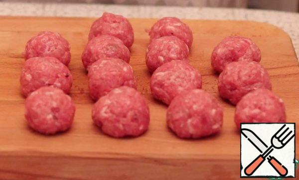 Form small meatballs from minced meat.