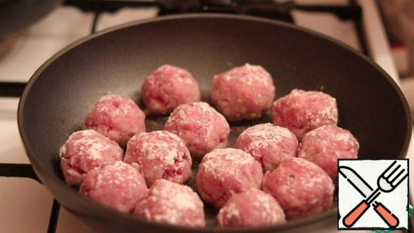 Roll each meatball in flour and fry in a pan with the addition of vegetable oil on all sides.