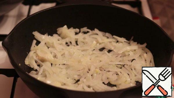 Prepare the sauce. In a preheated frying pan, pour the oil and fry the onion until transparent.