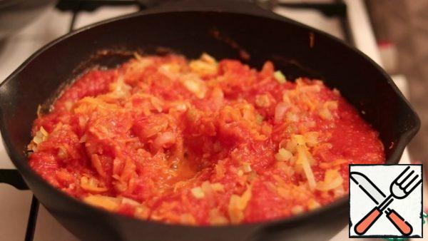 When the carrots become soft, we send the tomatoes in their own juice, salt, pepper, garlic passed through the press. Mix thoroughly and add 300 ml. water and bring to a boil.