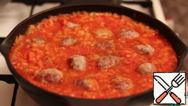 In the pan to the sauce send meatballs, once again bring to a boil. Then reduce the heat to a minimum and simmer for 15 minutes.